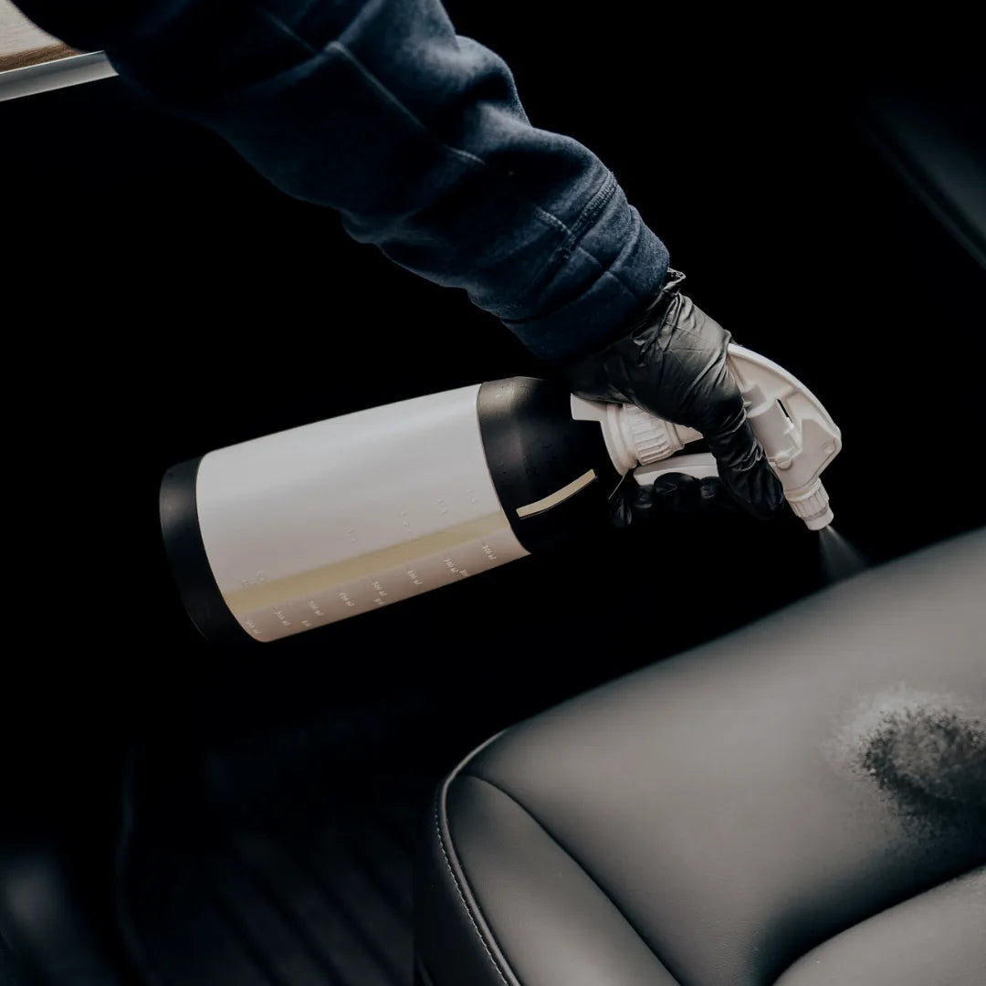 Foaming_a_car_wheel_with_a_pressure_sprayer