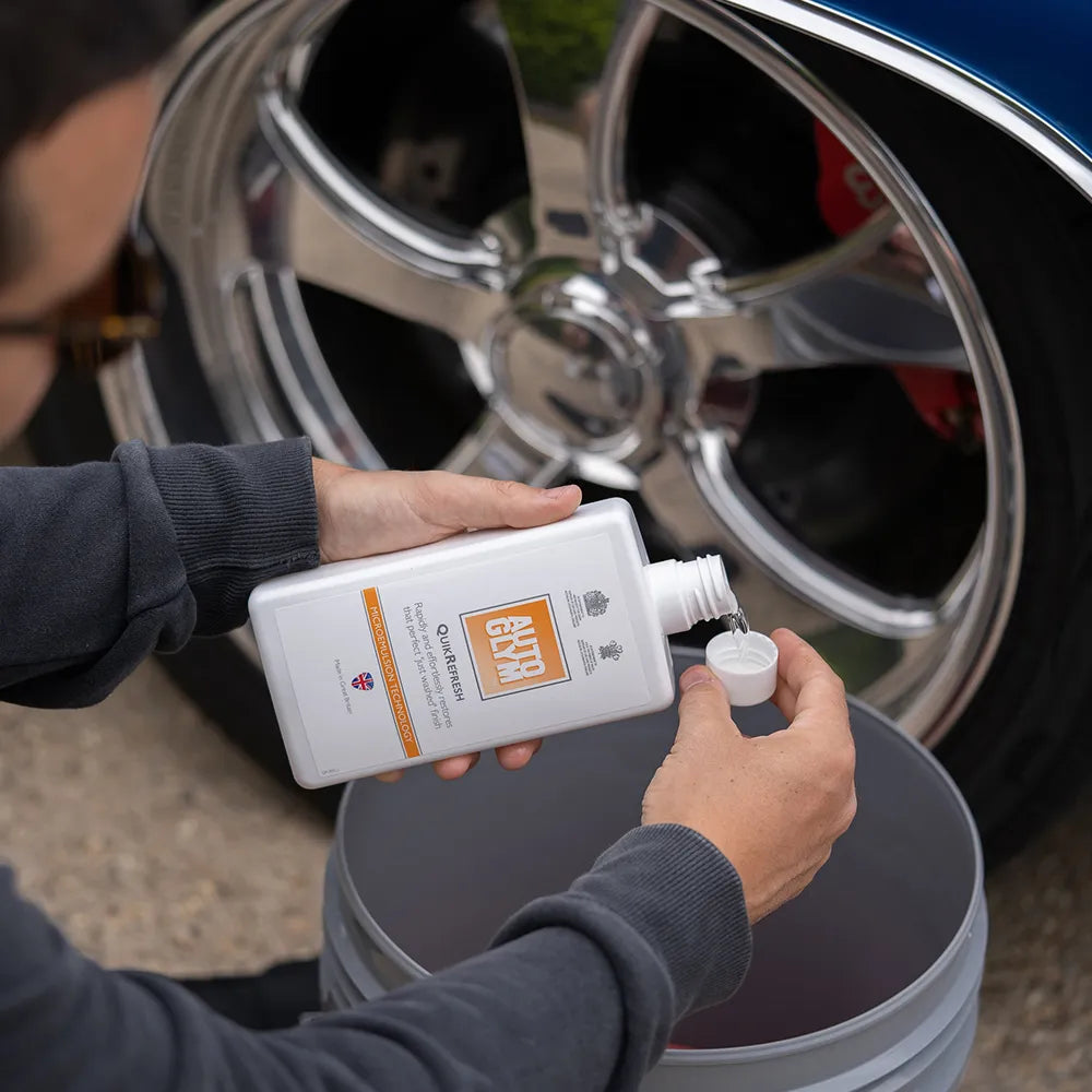 The Detail Warehouse Autoglym QuikRefresh rinseless car wash bottle with orange label and microemulsion technology.