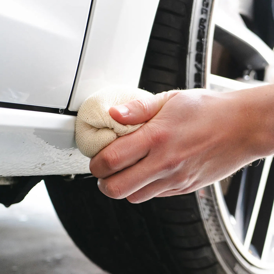 The Detail Warehouse Autoglym Intensive Tar Remover 500ml bottle for dissolving tar, grease, and adhesive residues.