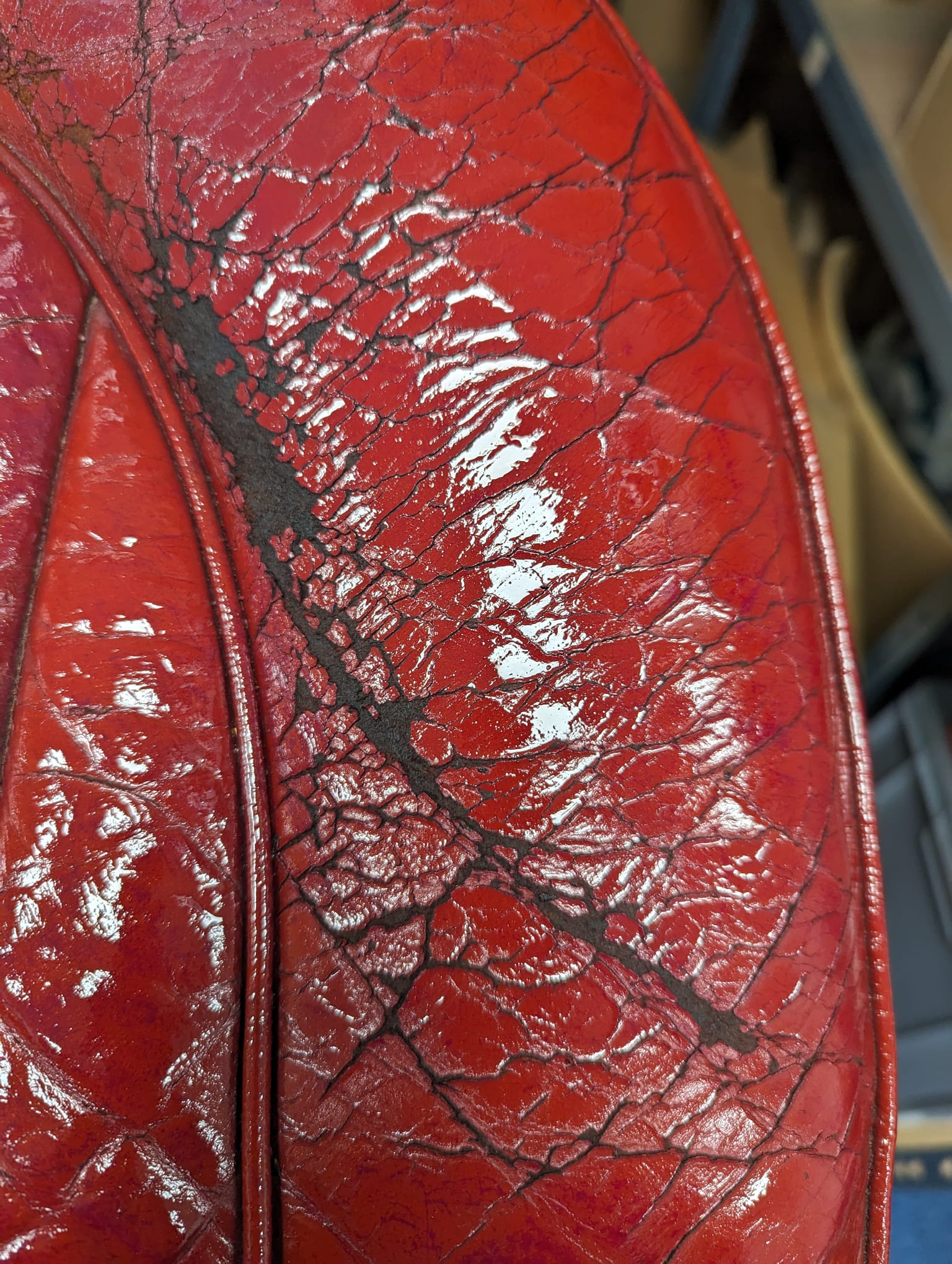 White bottle with black cap and 'geist' branding on a white background
