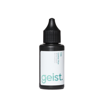 Black bottle with a white label featuring the brand 'geist' on a white background
